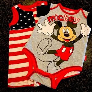 2 newborn outfits. 0-3mo 💥